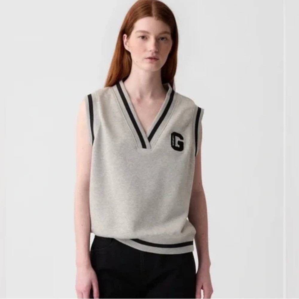 GAP Women Gray V Neck Letter G Patch Sleeveless Vest Sweater Tall Medium